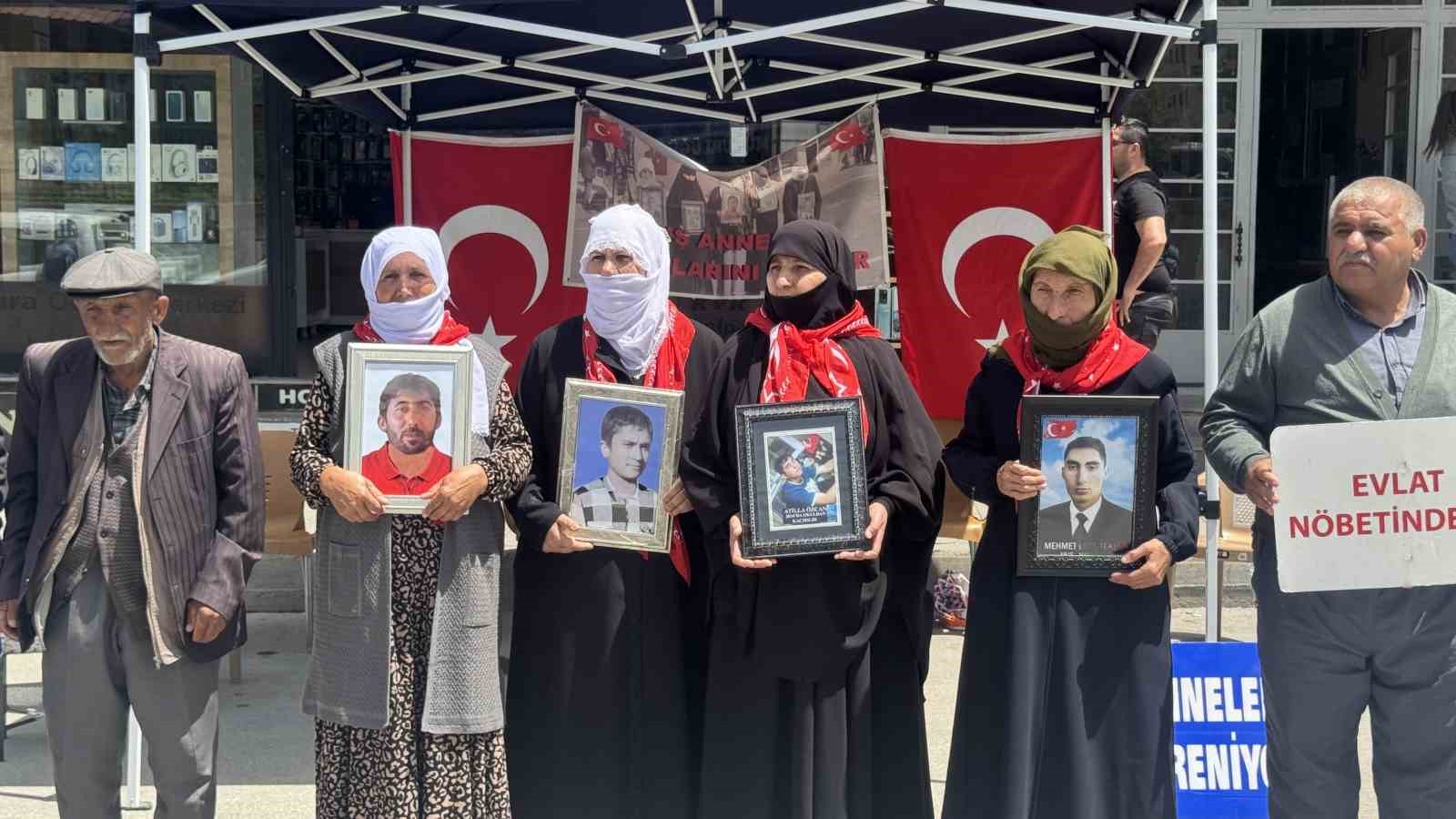 Muş’ta evlat nöbetini sürdüren aileler, terörsüz Türkiye sürecinden umutlu 