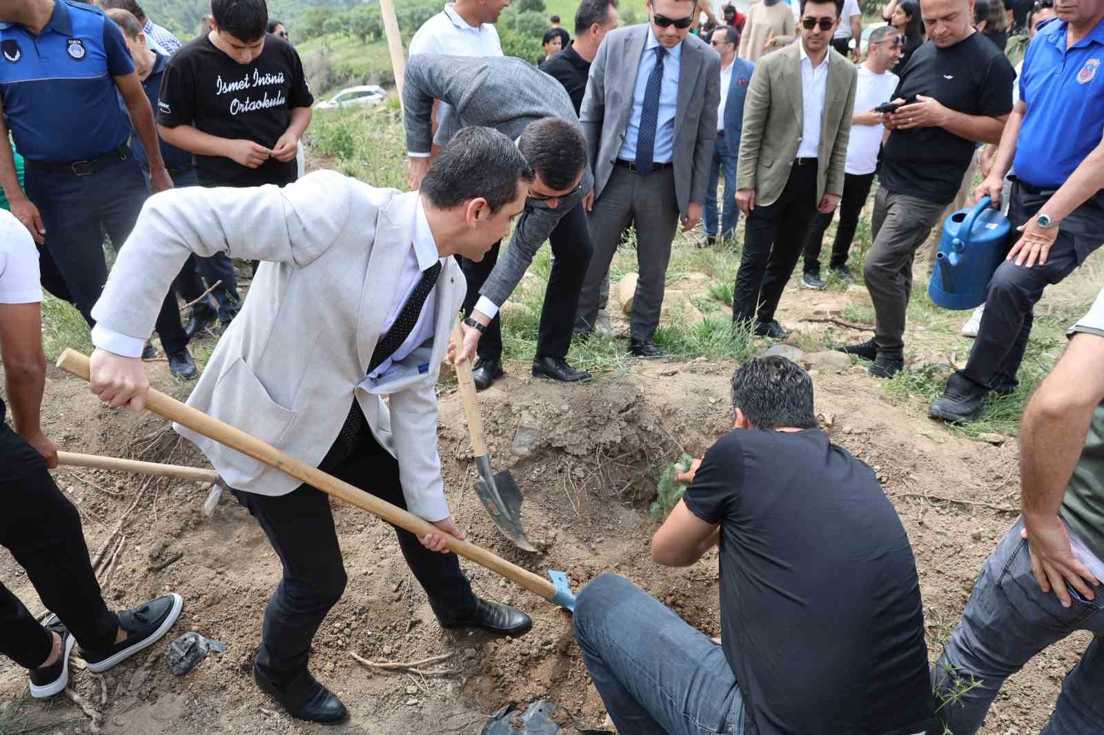 Hakim, savcı ve hükümlüler yanan ormanı yeşertmek için fidan dikti 