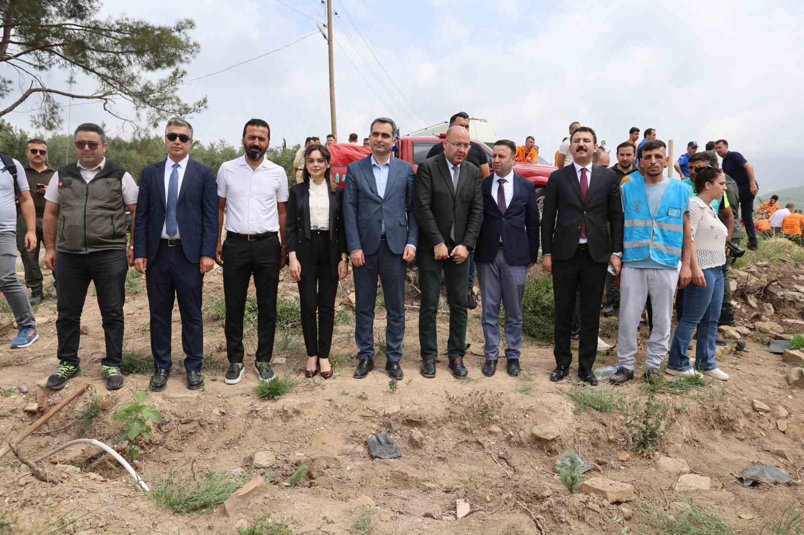 Hakim, savcı ve hükümlüler yanan ormanı yeşertmek için fidan dikti 
