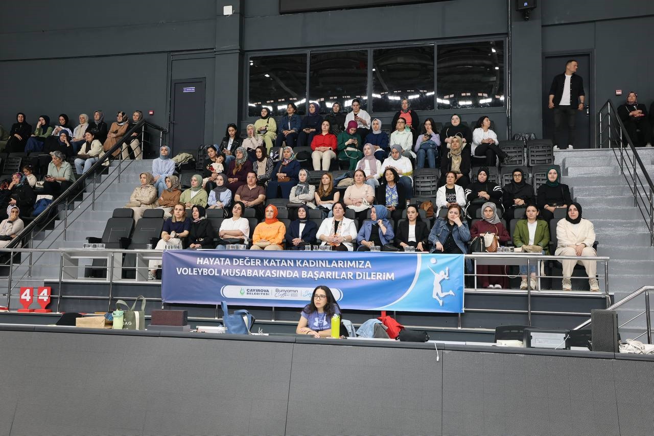 Kadın kursiyerler voleybol maçında hünerlerini konuşturdu 