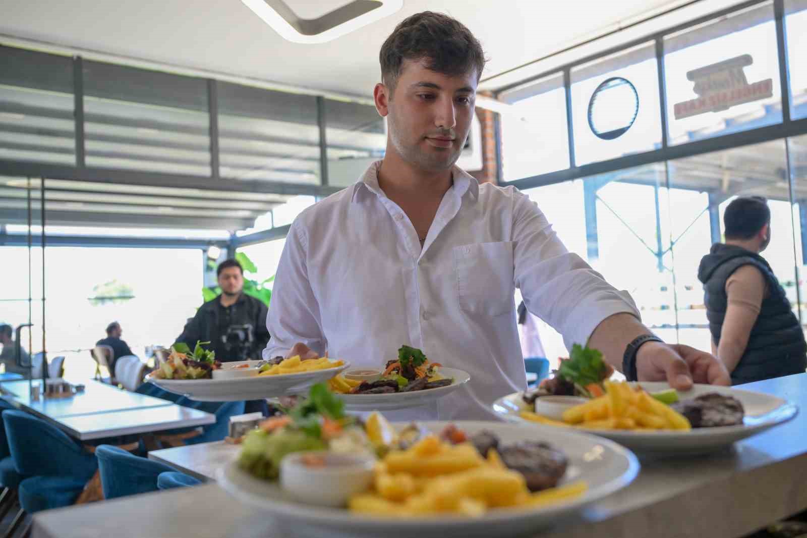 Esenyurt’a yeni bir soluk: Menekşe Engelsiz Kafe 