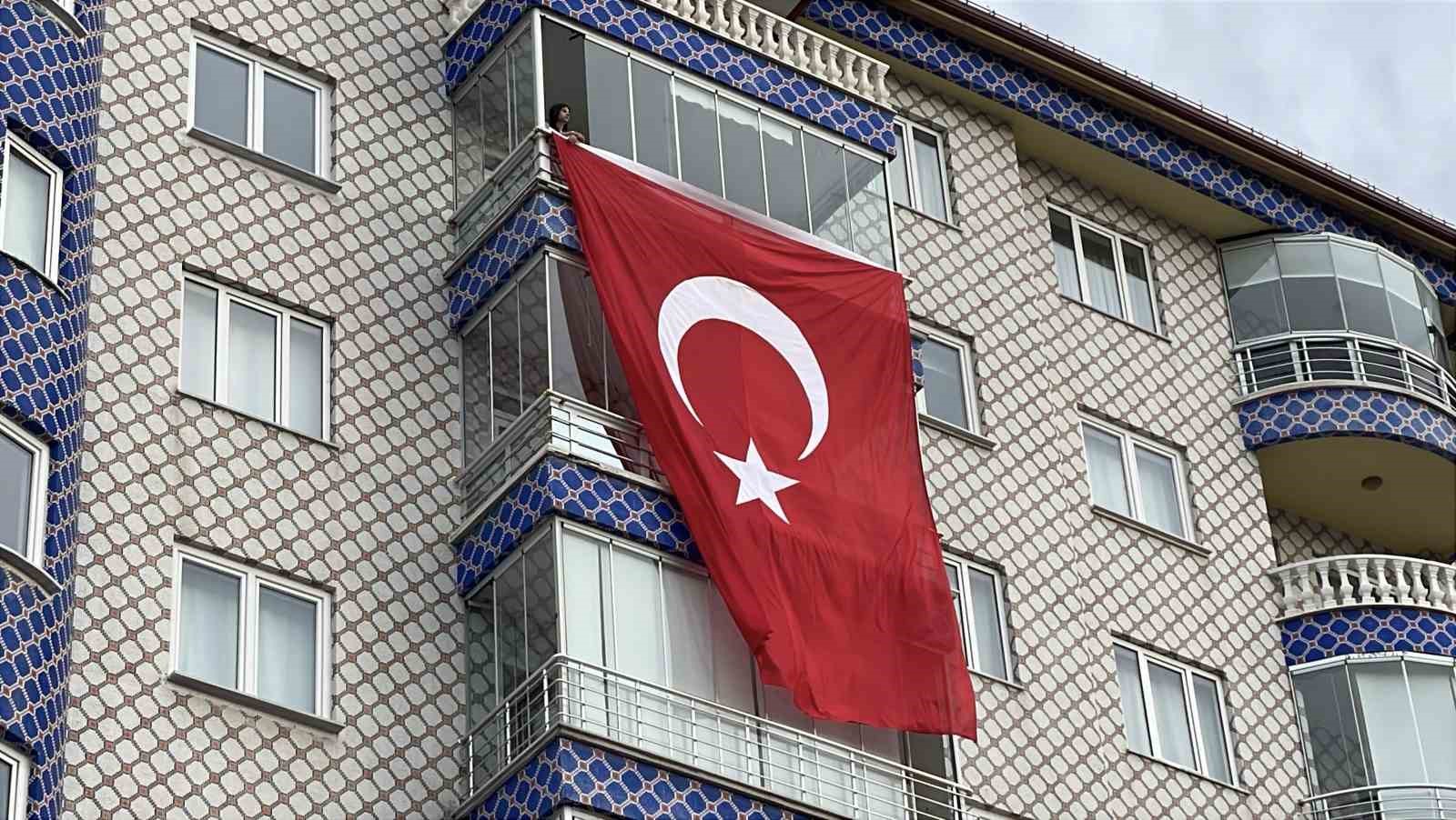 Sivas’a şehit ateşi düştü, baba ocağına Türk bayrağı asıldı 