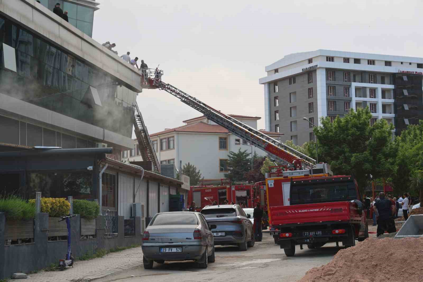 Elazığ’da plazada yangın paniği 