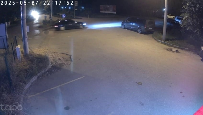 Kavşakta drift yapan otomobil ağaca çarptı: 3 yaralı 