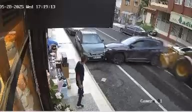 Freni arızalanan kepçe, 4 araca çarptı 