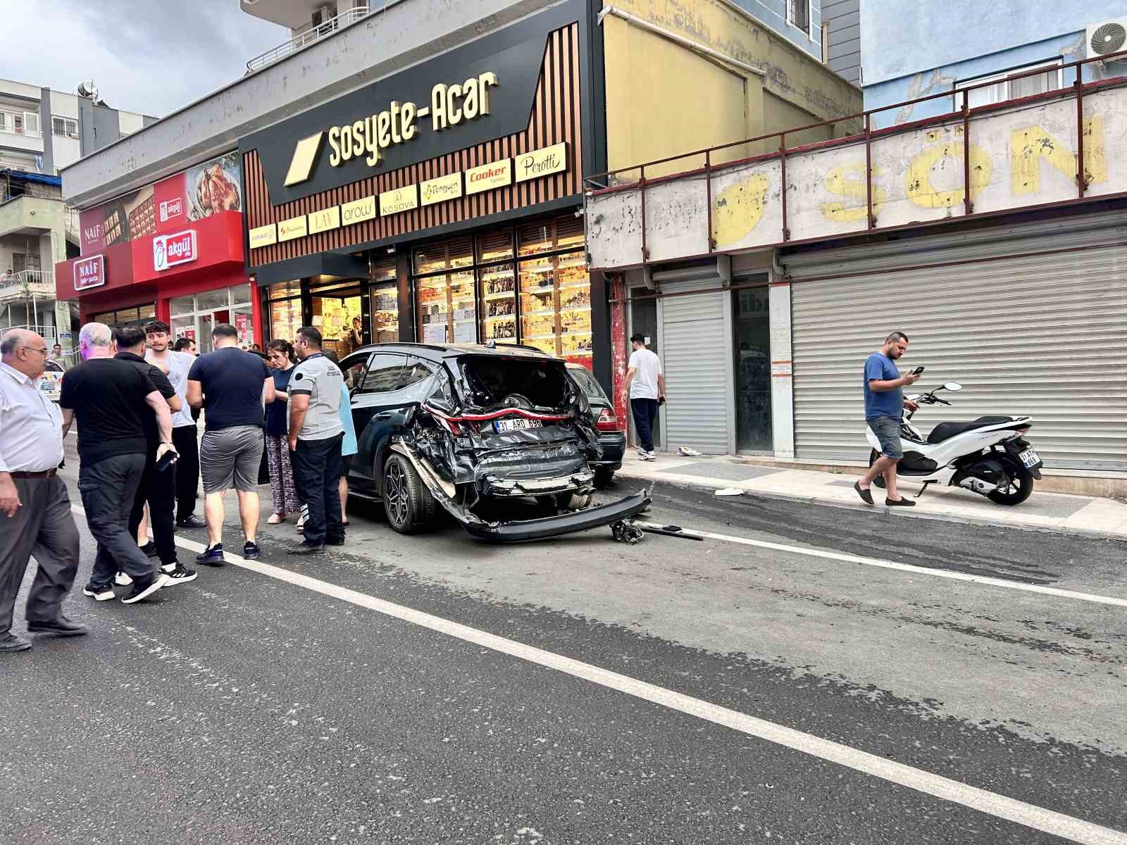Freni arızalanan kepçe, 4 araca çarptı 