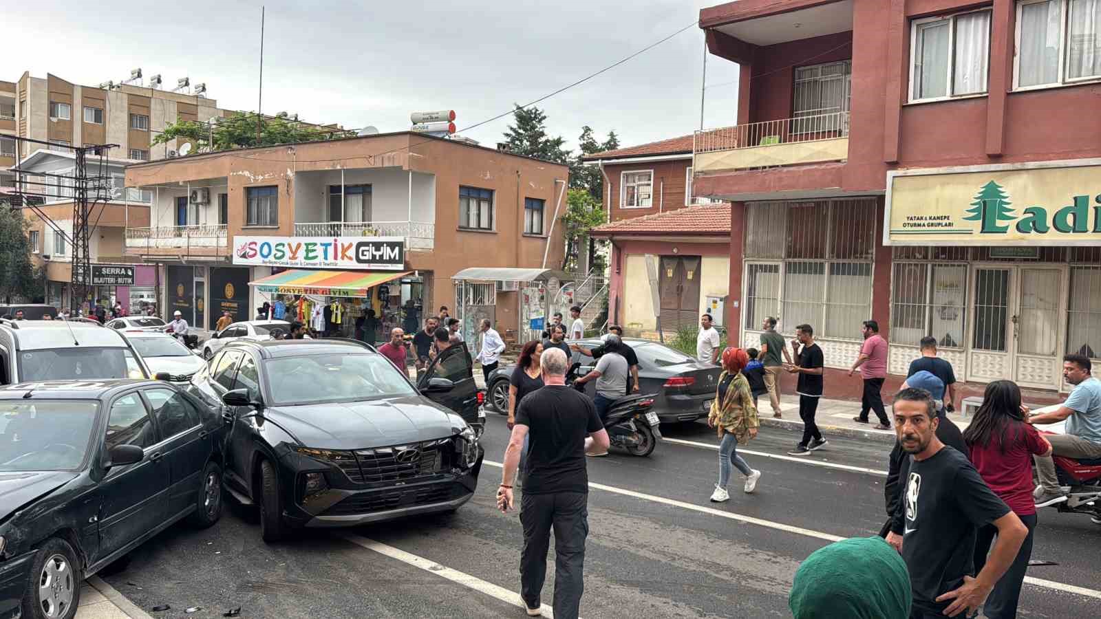 Freni arızalanan kepçe, 4 araca çarptı 