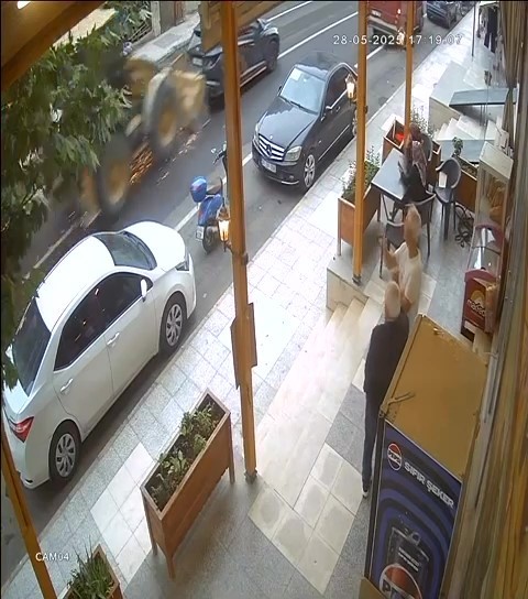 Freni arızalanan kepçe, 4 araca çarptı 