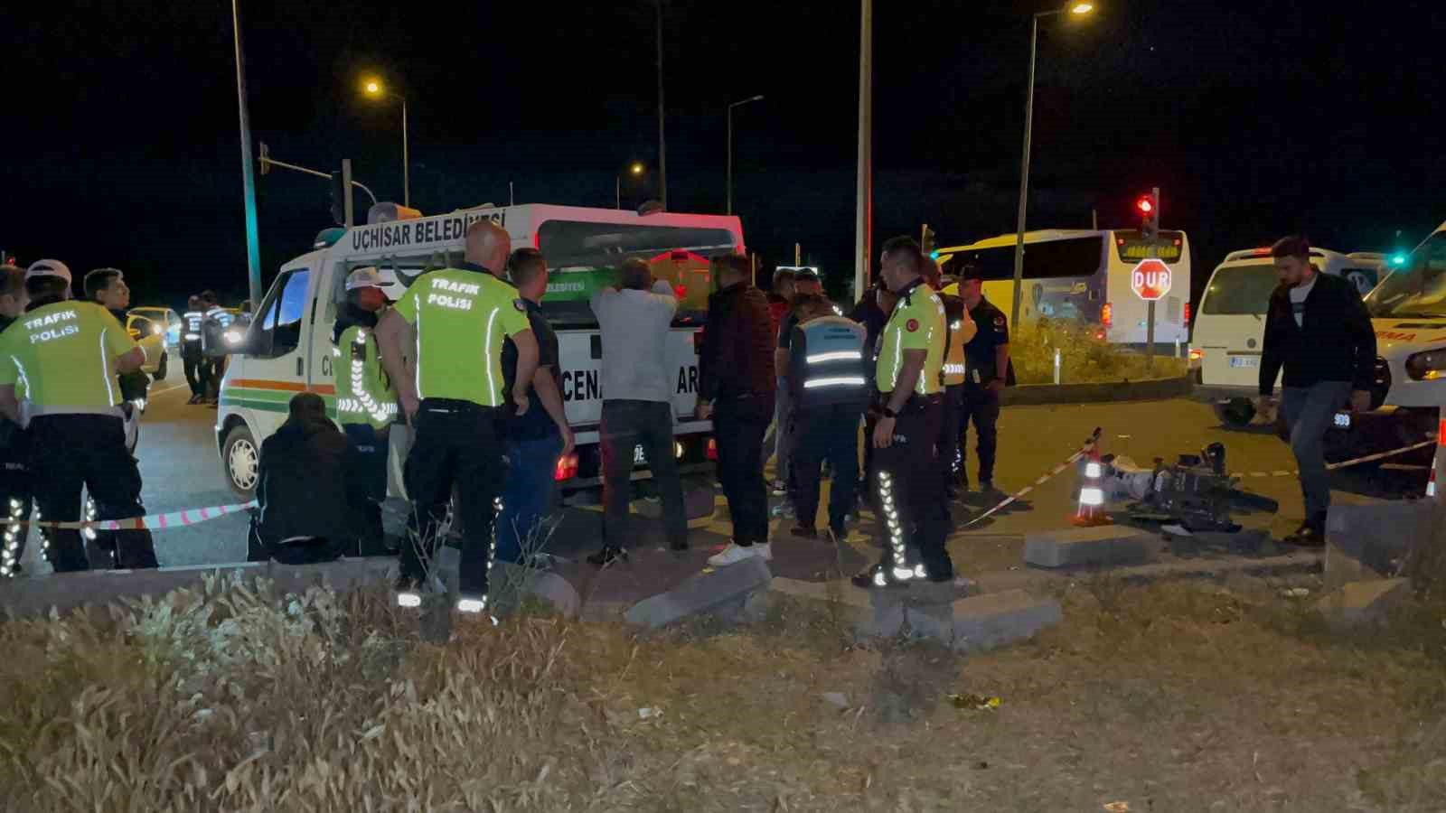 Kırmızı ışıkta geçen motosiklet sürücüsü minibüse çarptı: 1 ölü 