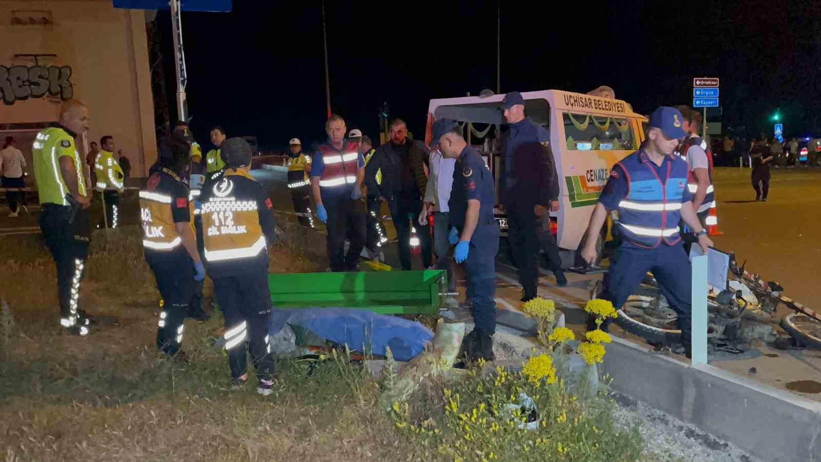 Kırmızı ışıkta geçen motosiklet sürücüsü minibüse çarptı: 1 ölü 