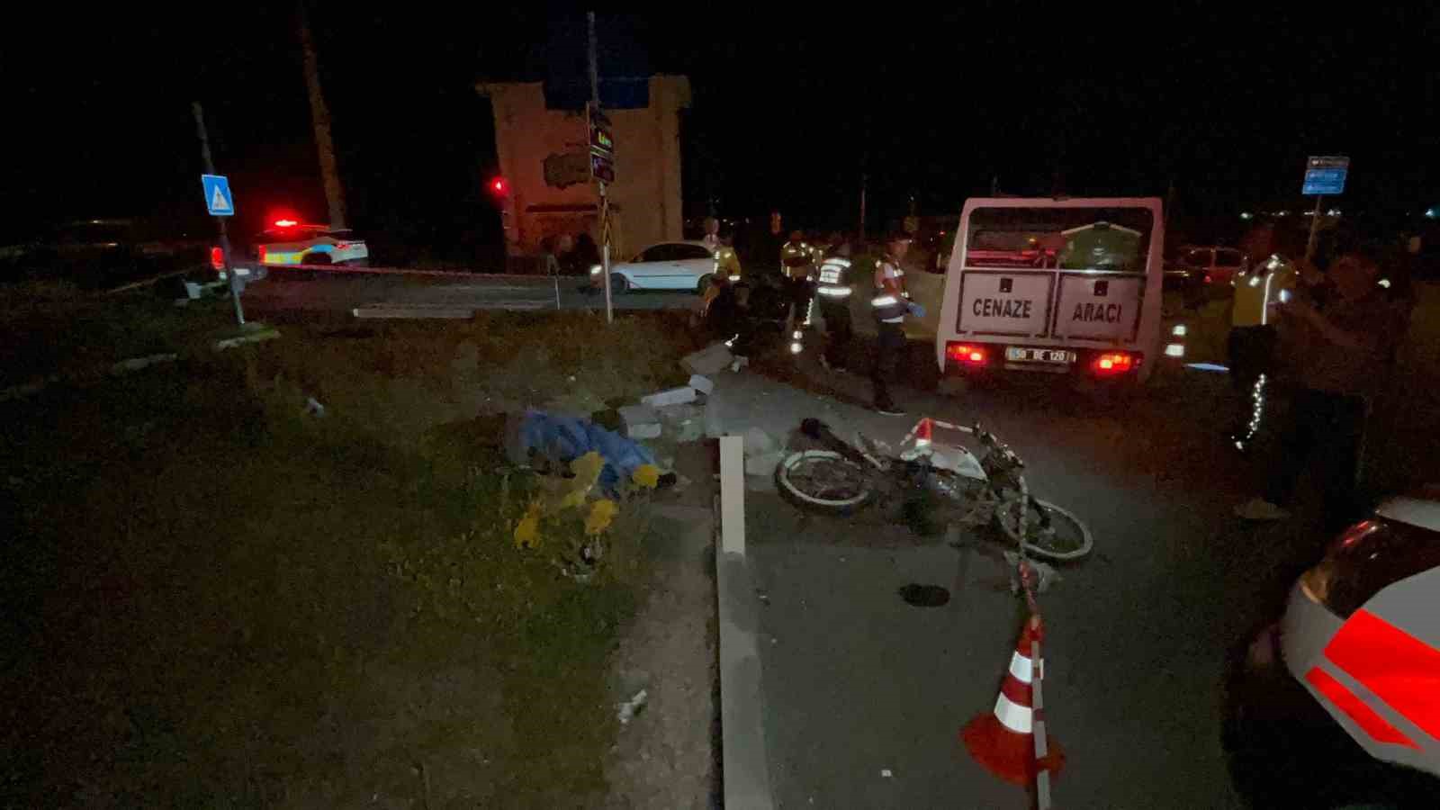 Kırmızı ışıkta geçen motosiklet sürücüsü minibüse çarptı: 1 ölü 