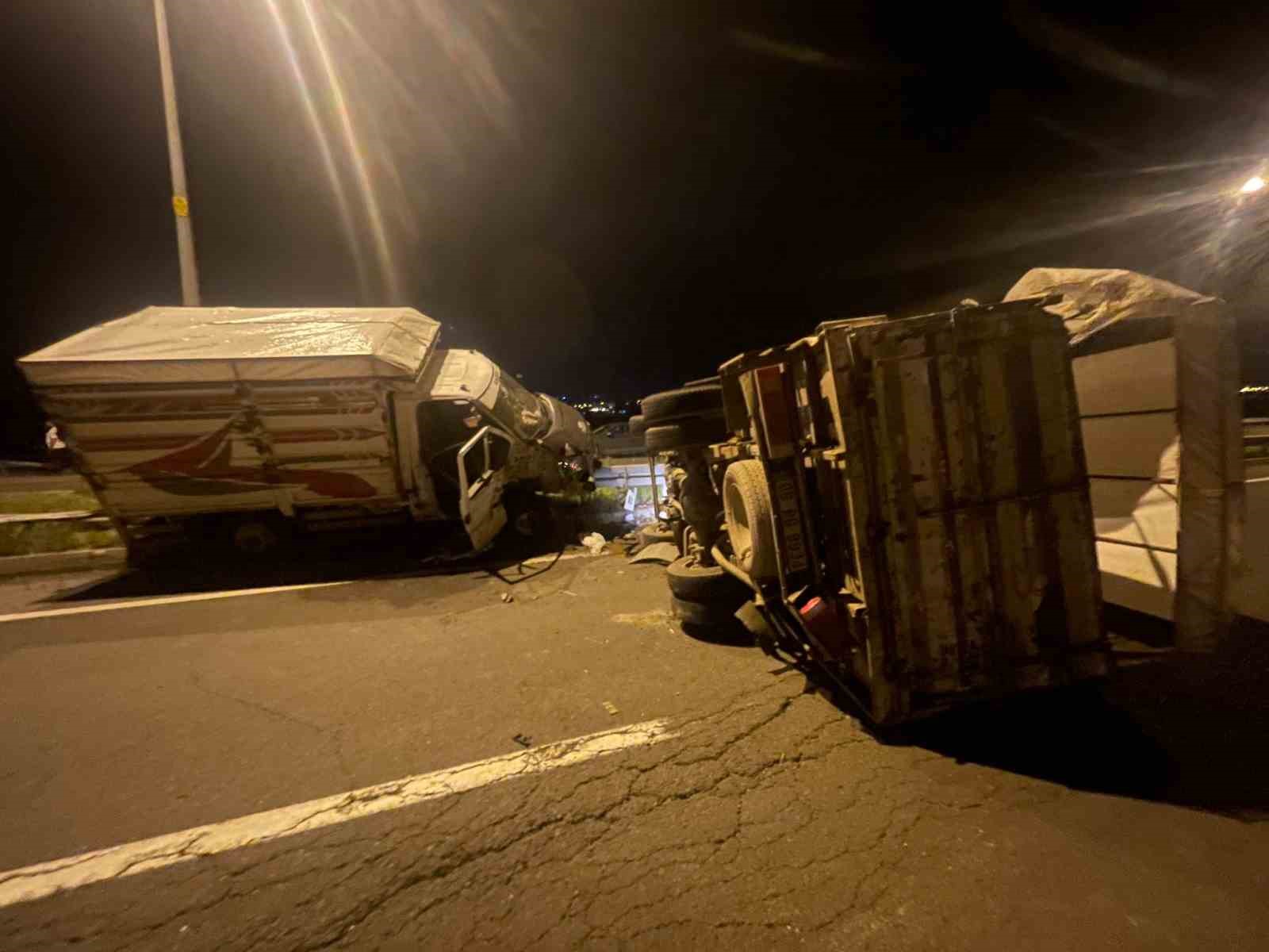 Kars’ta iki kamyonet çarpıştı: 3 yaralı 