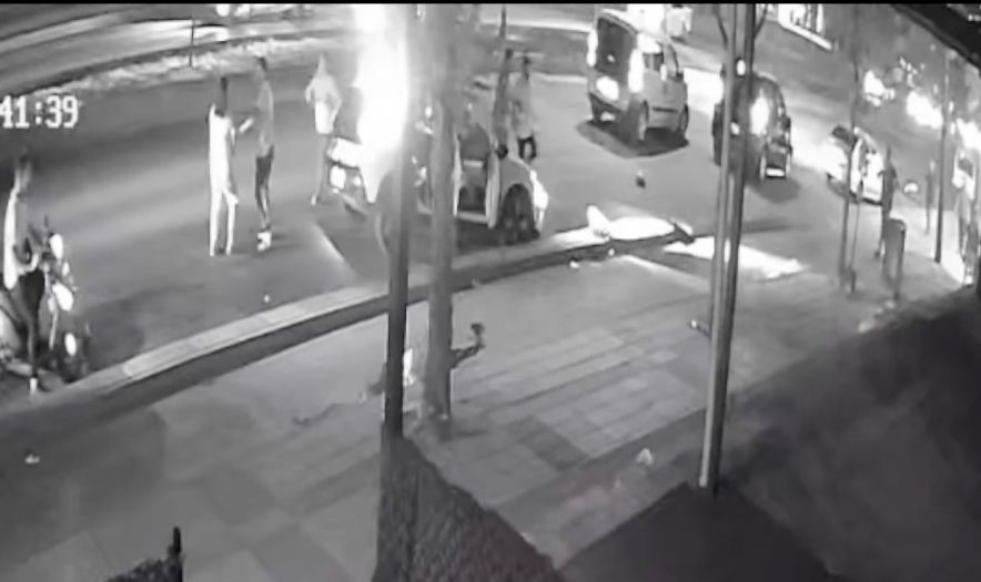 Feci kaza kamerada... Hızla gelen araç, otomobil ve motosiklete çarptı: 1’i ağır 2 yaralı 