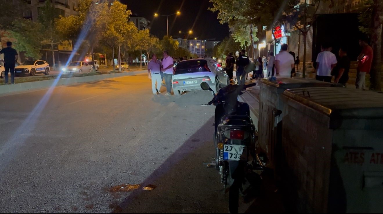 Feci kaza kamerada... Hızla gelen araç, otomobil ve motosiklete çarptı: 1’i ağır 2 yaralı 