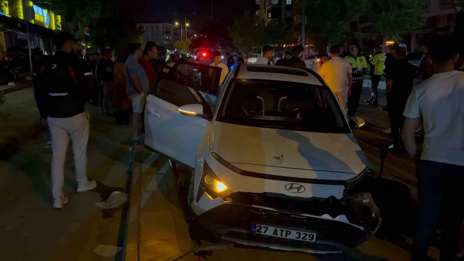 Feci kaza kamerada... Hızla gelen araç, otomobil ve motosiklete çarptı: 1’i ağır 2 yaralı 