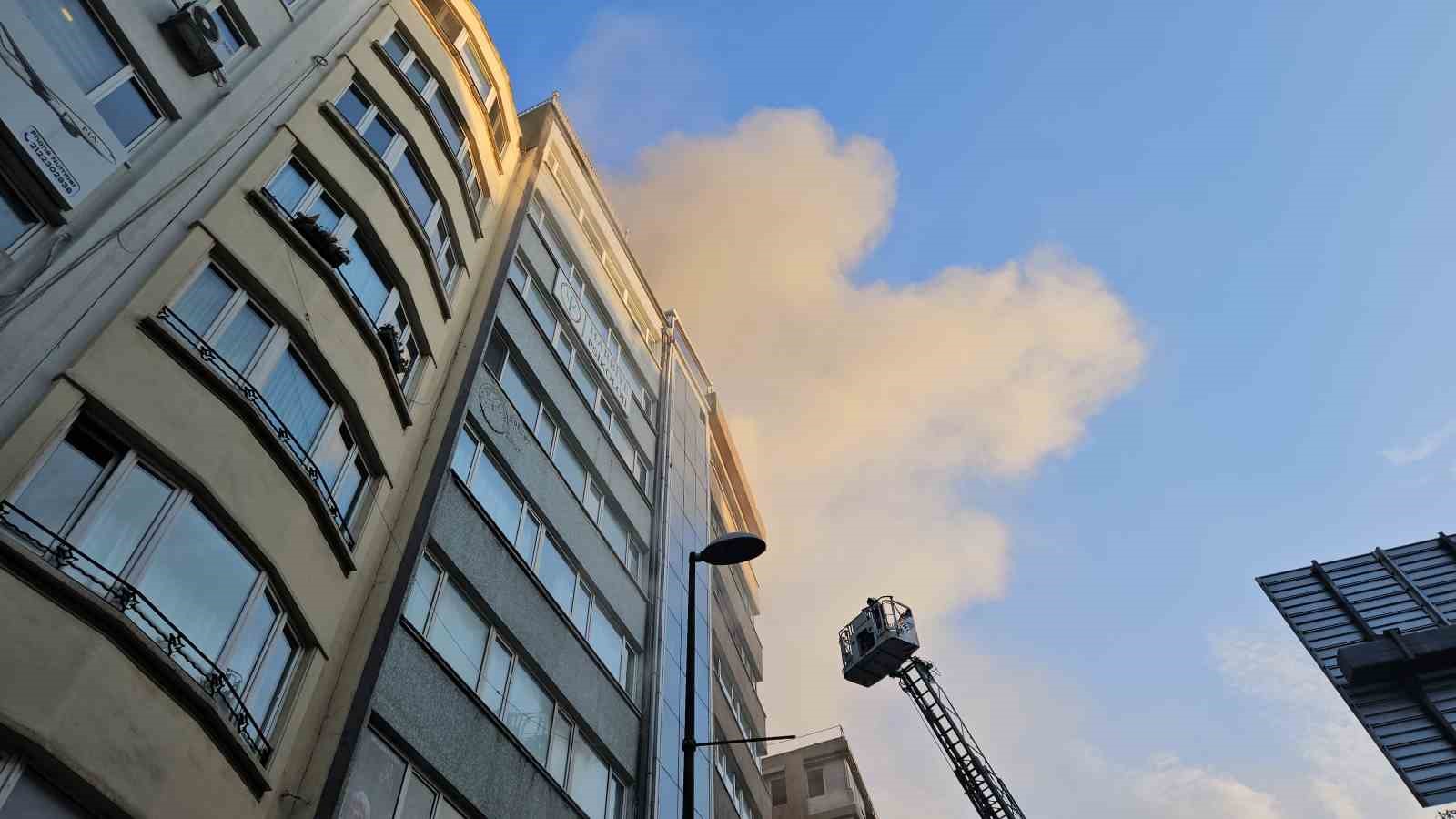 Şişli’de restoranda başlayan yangın yanındaki iki binaya sıçradı 