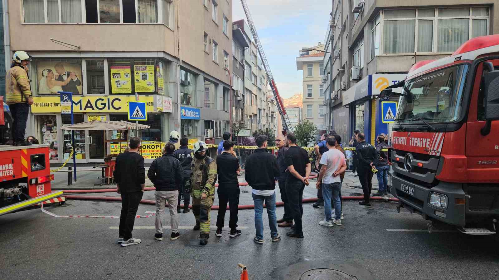 Şişli’de restoranda başlayan yangın yanındaki iki binaya sıçradı 