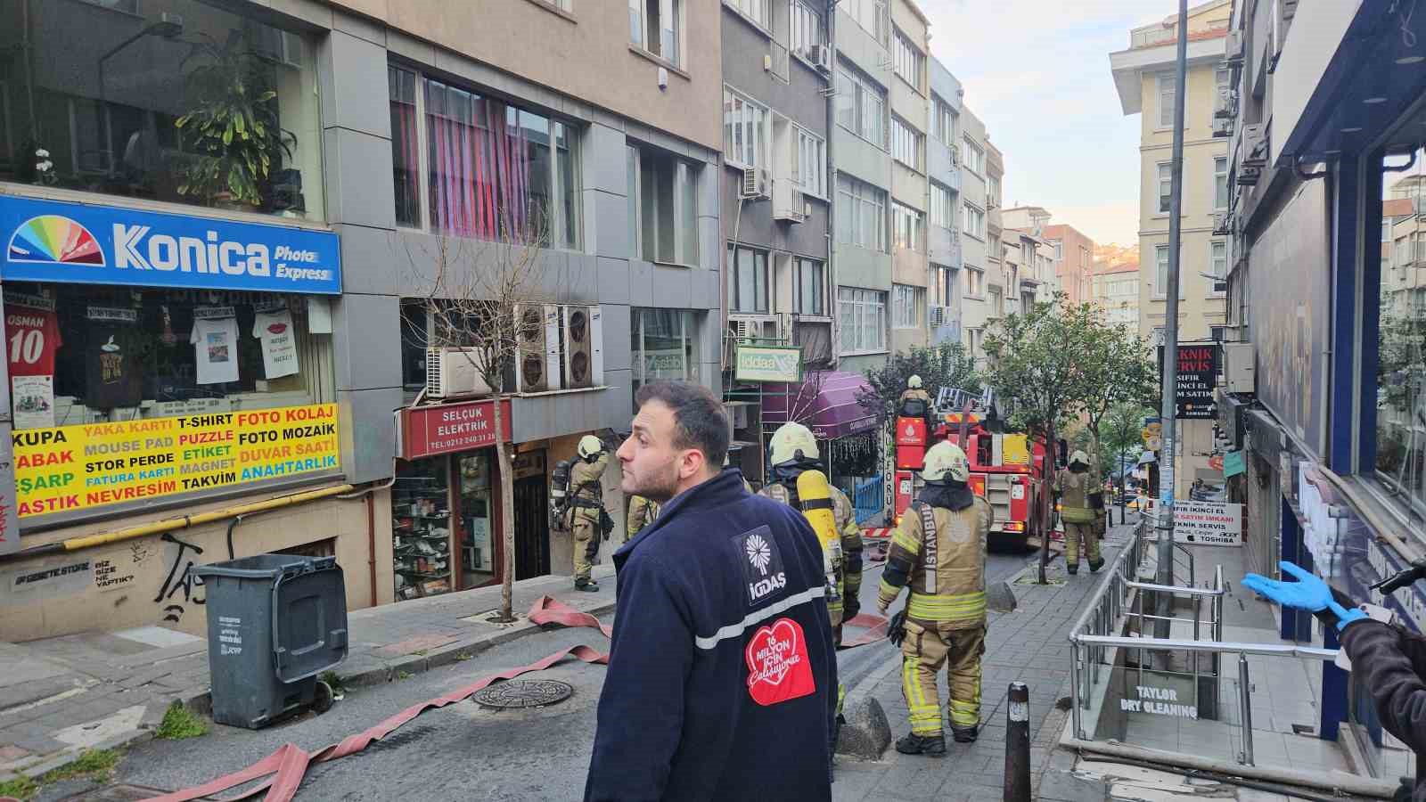 Şişli’de restoranda başlayan yangın yanındaki iki binaya sıçradı 