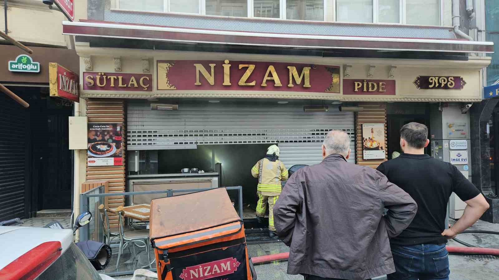 Şişli’de restoranda başlayan yangın yanındaki iki binaya sıçradı 