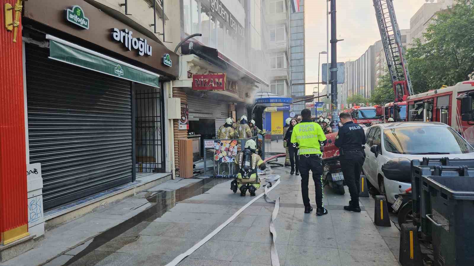 Şişli’de restoranda başlayan yangın yanındaki iki binaya sıçradı 