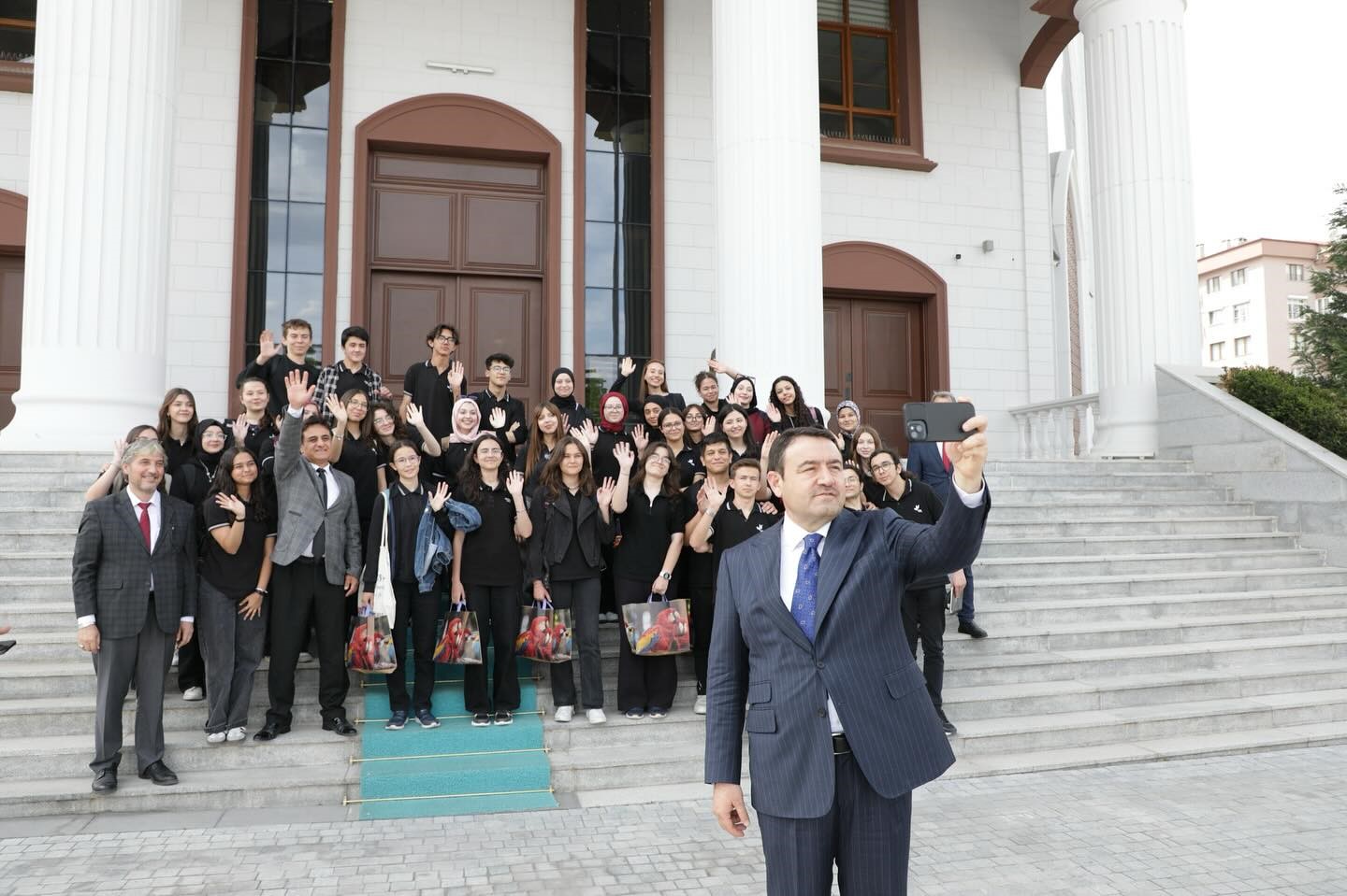 Vali Musa Işın gençlerle 