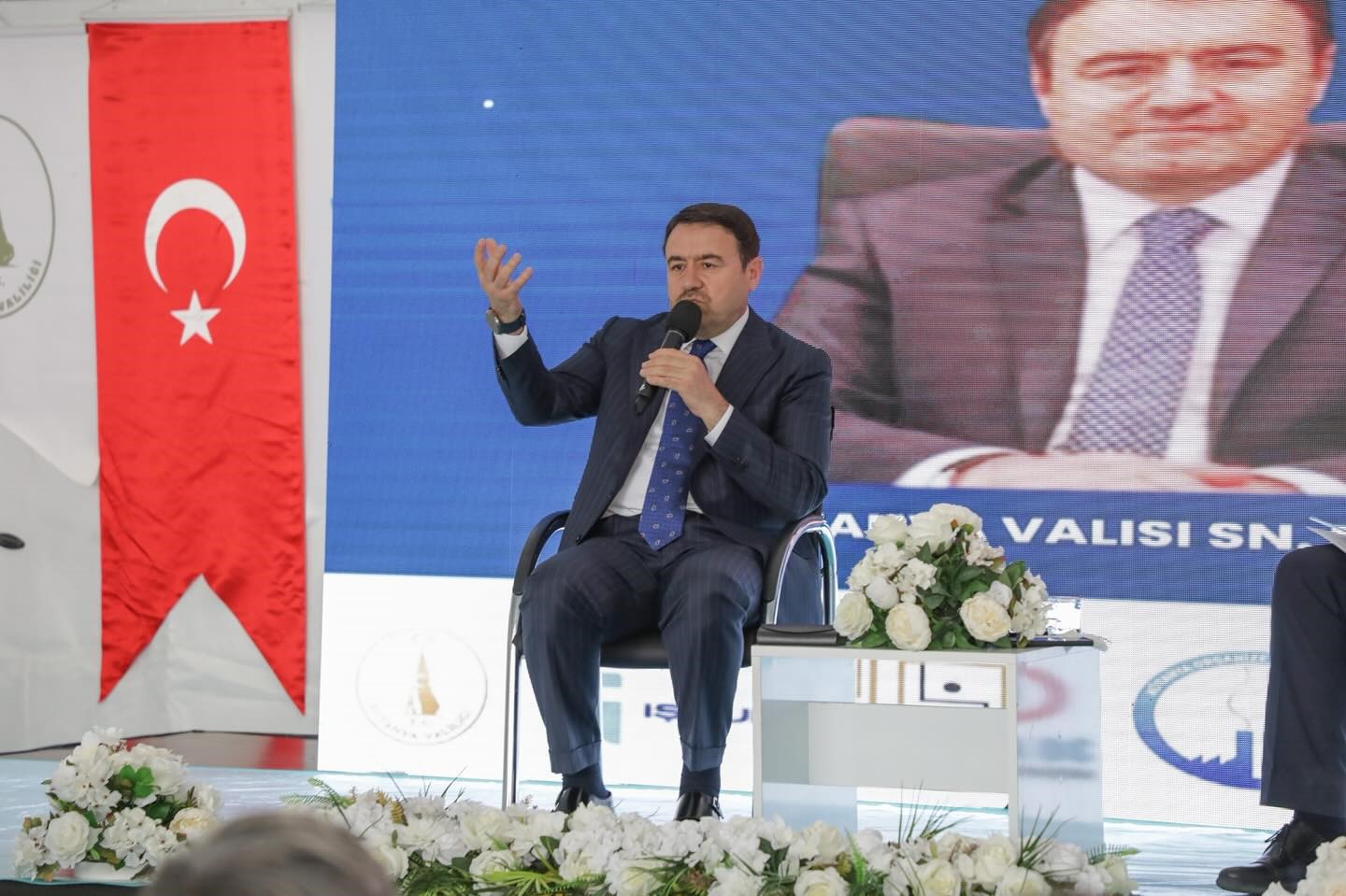 Vali Musa Işın gençlerle 