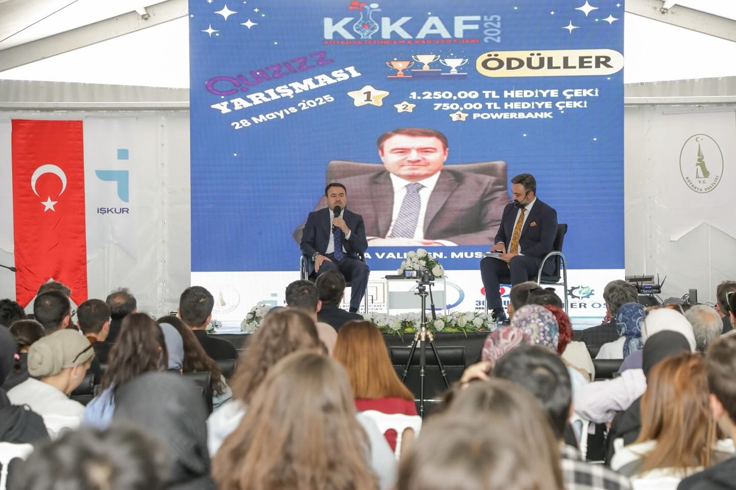 Vali Musa Işın gençlerle 