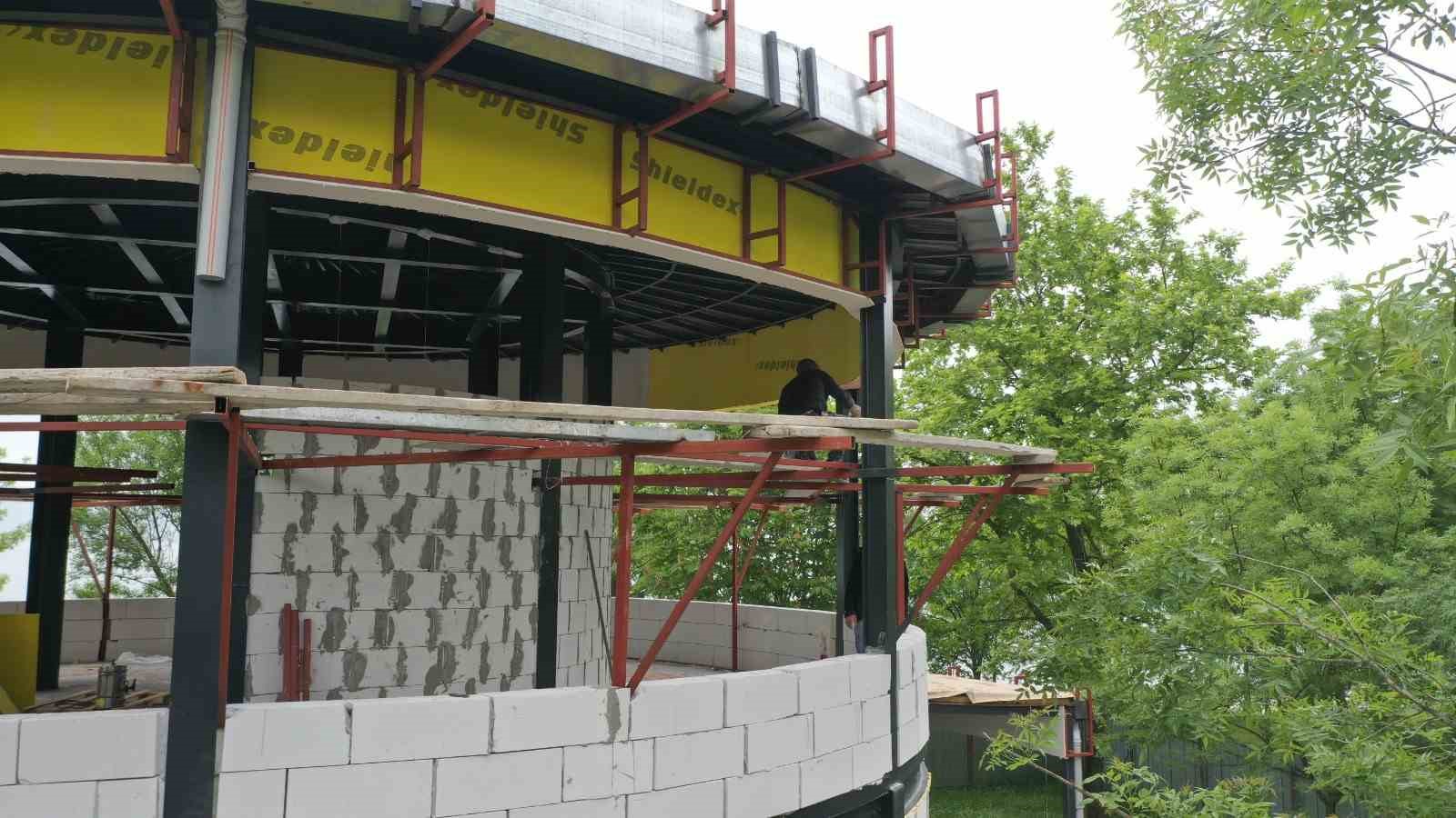 Deniz ve orman manzarası eşliğinde kitaplarını okuyacaklar 