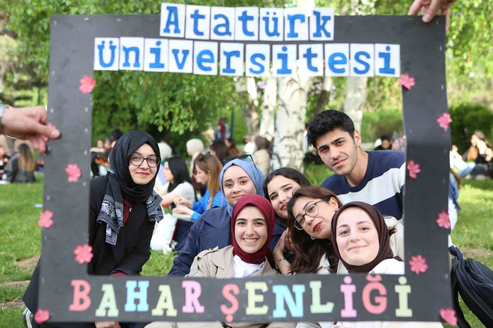 Atatürk Üniversitesi’nde bahar şenliği büyük bir coşkuyla tamamlandı