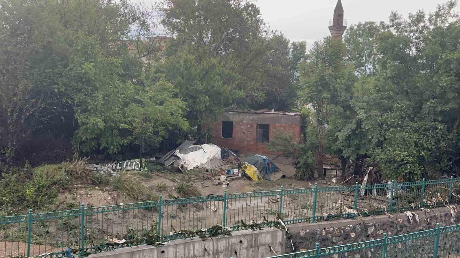 Malatya’da müstakil ev çöktü: 3 kişi yaralandı 