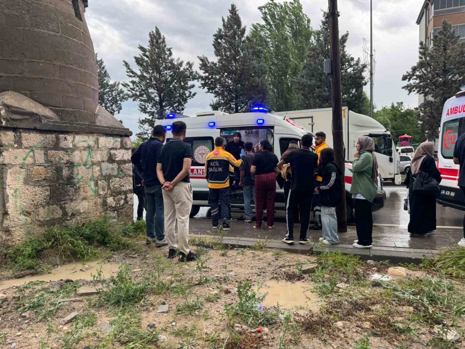 Malatya’da müstakil ev çöktü: 3 kişi yaralandı 