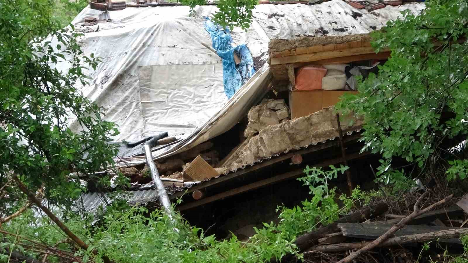 Malatya’da müstakil ev çöktü: 3 kişi yaralandı 