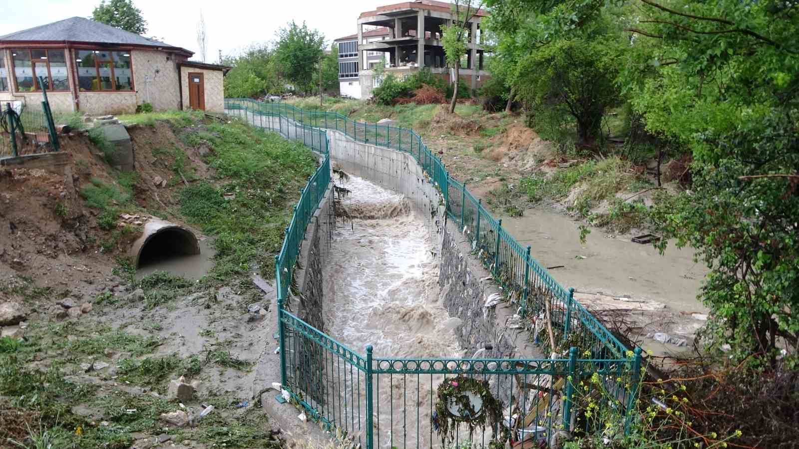 Malatya’da müstakil ev çöktü: 3 kişi yaralandı 