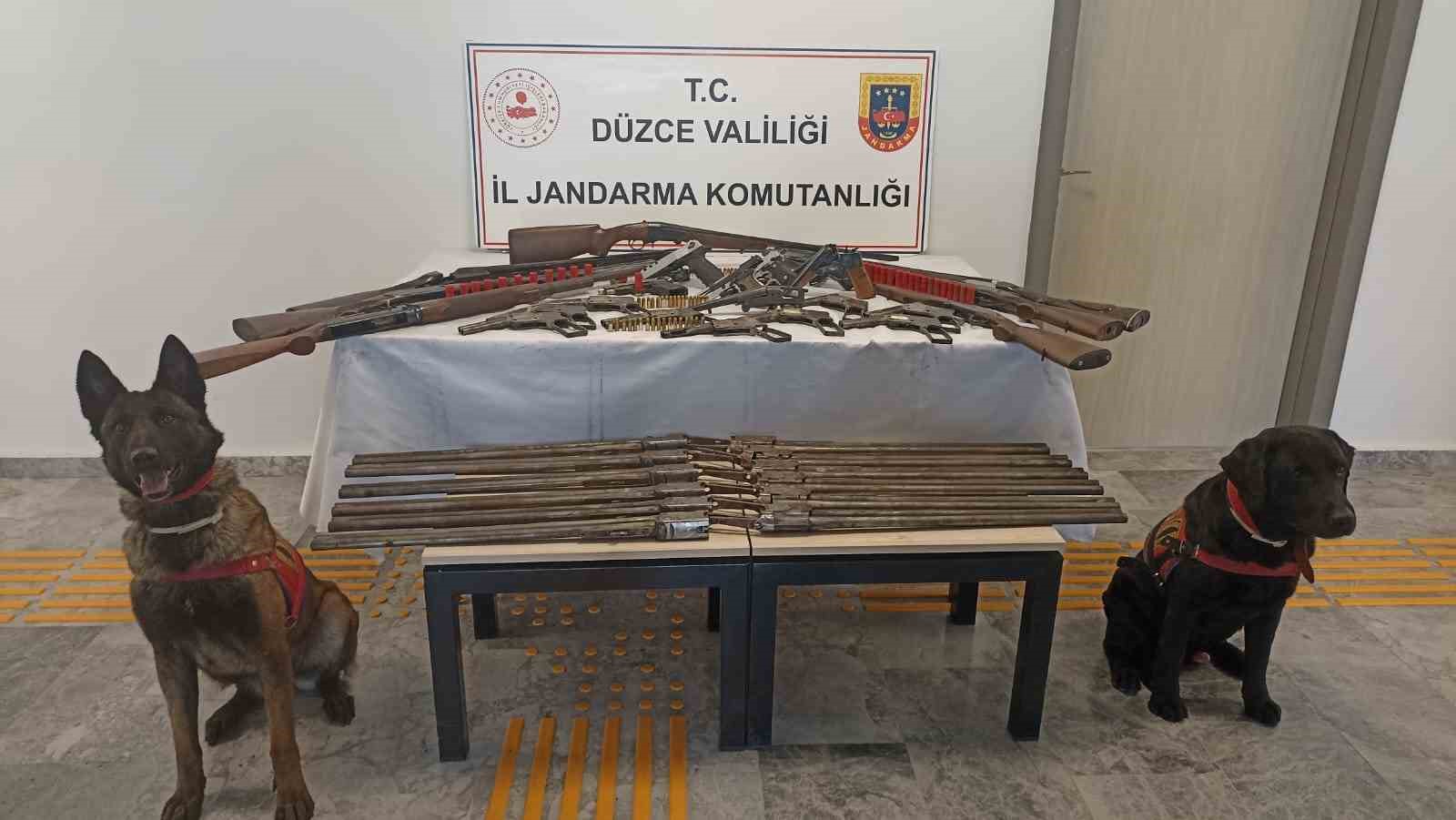 Düzce’de silah imalathanesine baskın: Çok sayıda ruhsatsız silah ve tüfek ele geçirildi 
