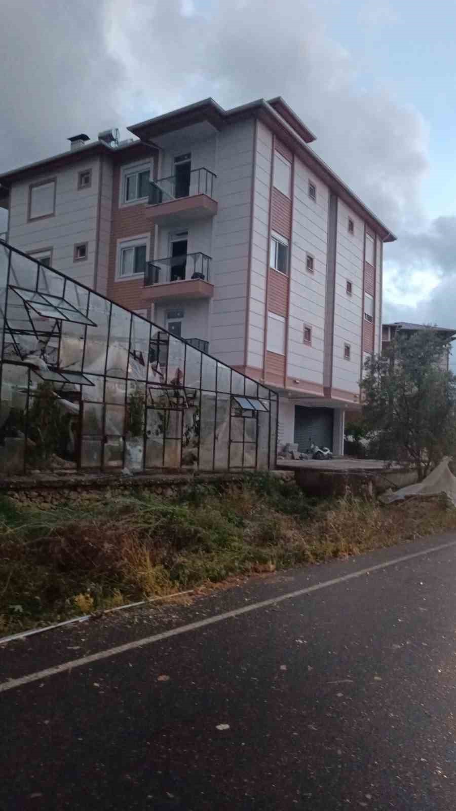 Gazipaşa’da hortum seraları vurdu, çatıları uçurdu 
