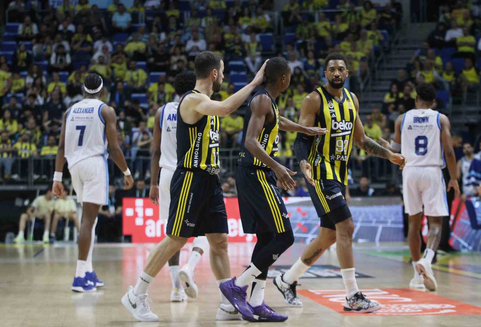 Fenerbahçe seride 1-0 öne geçti 