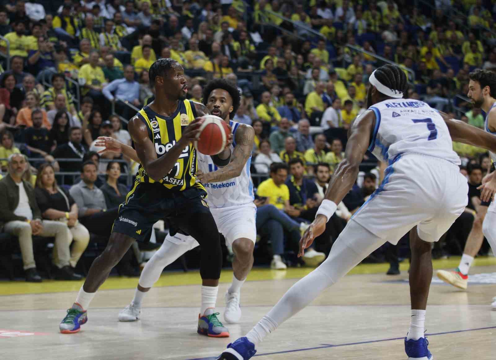 Fenerbahçe seride 1-0 öne geçti 