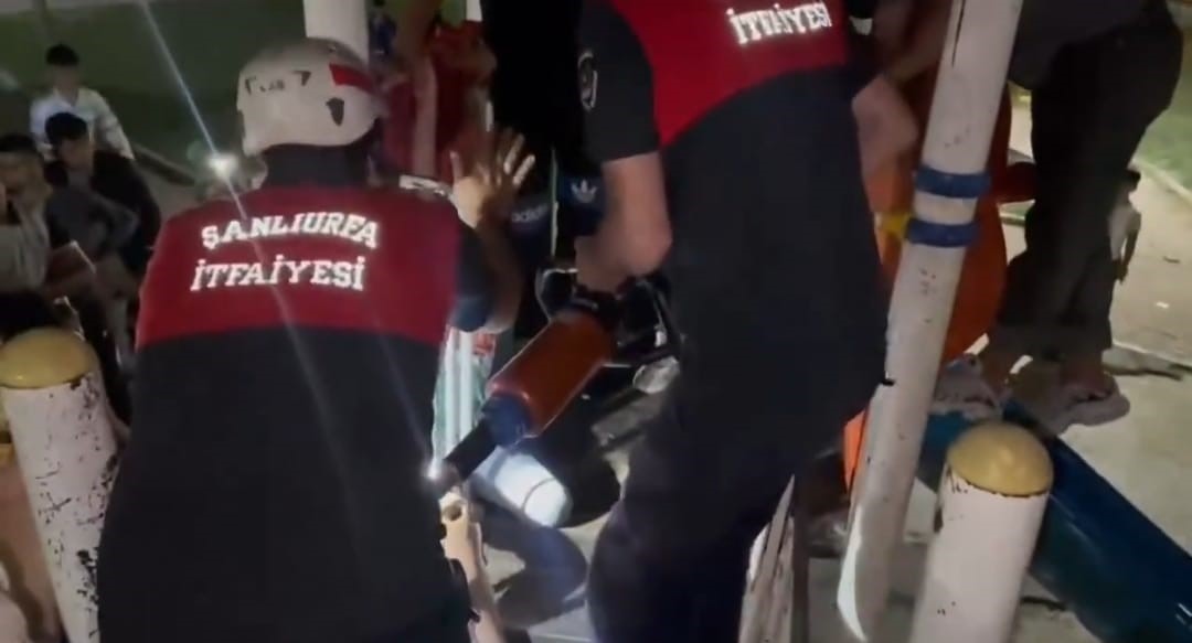 Parkta ayağı oyun grubu demirlerine sıkışan çocuk, itfaiye ekiplerince kurtarıldı 