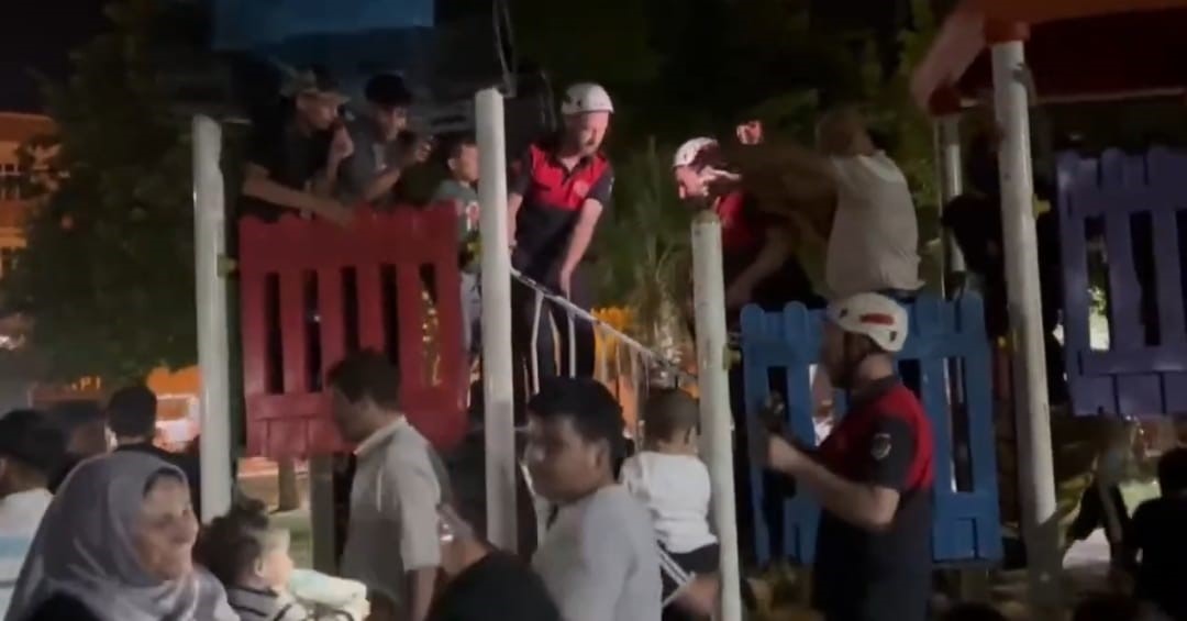 Parkta ayağı oyun grubu demirlerine sıkışan çocuk, itfaiye ekiplerince kurtarıldı 