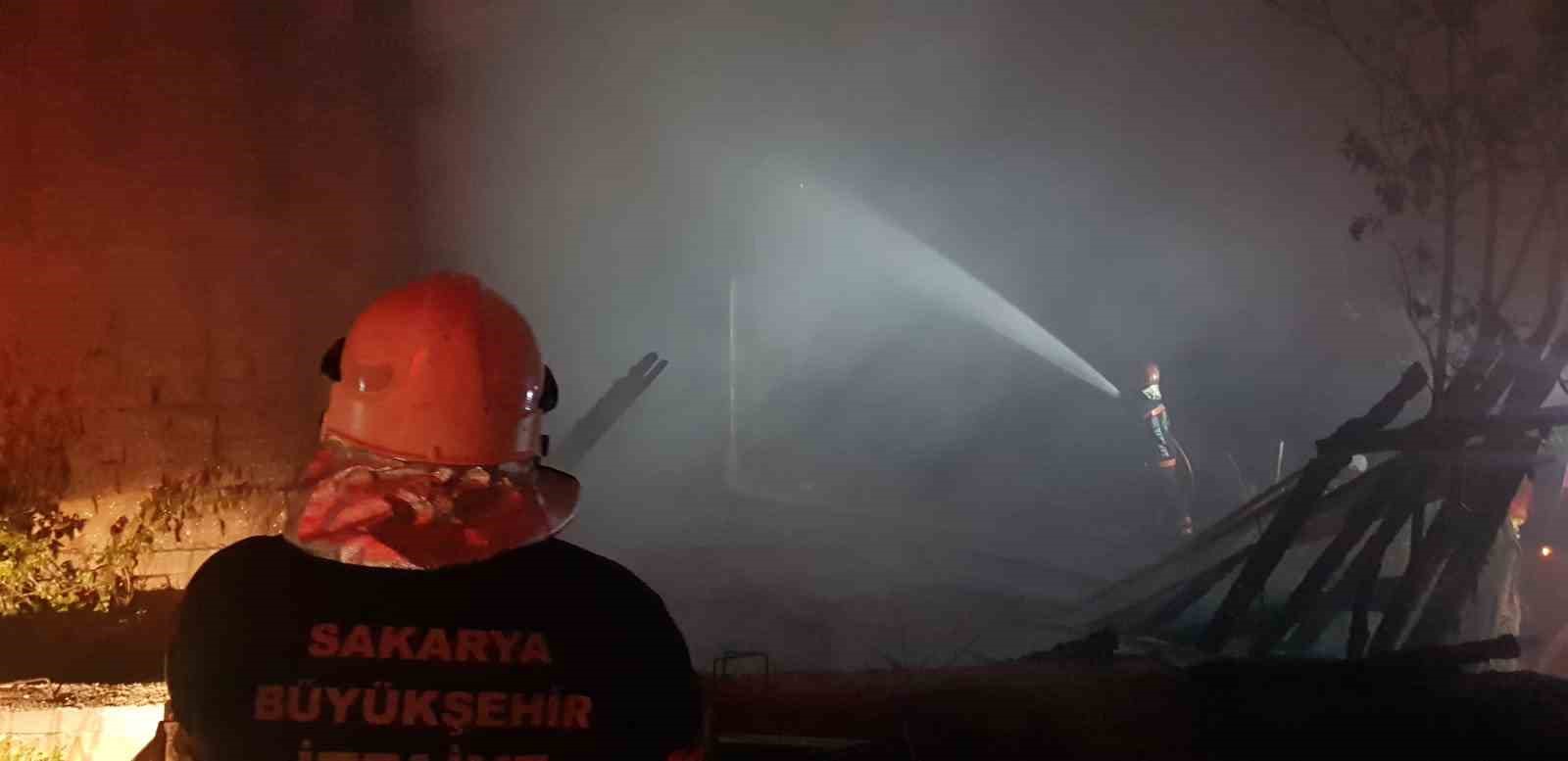 Samanlıkta başlayan yangın ahşap eve sıçradı 