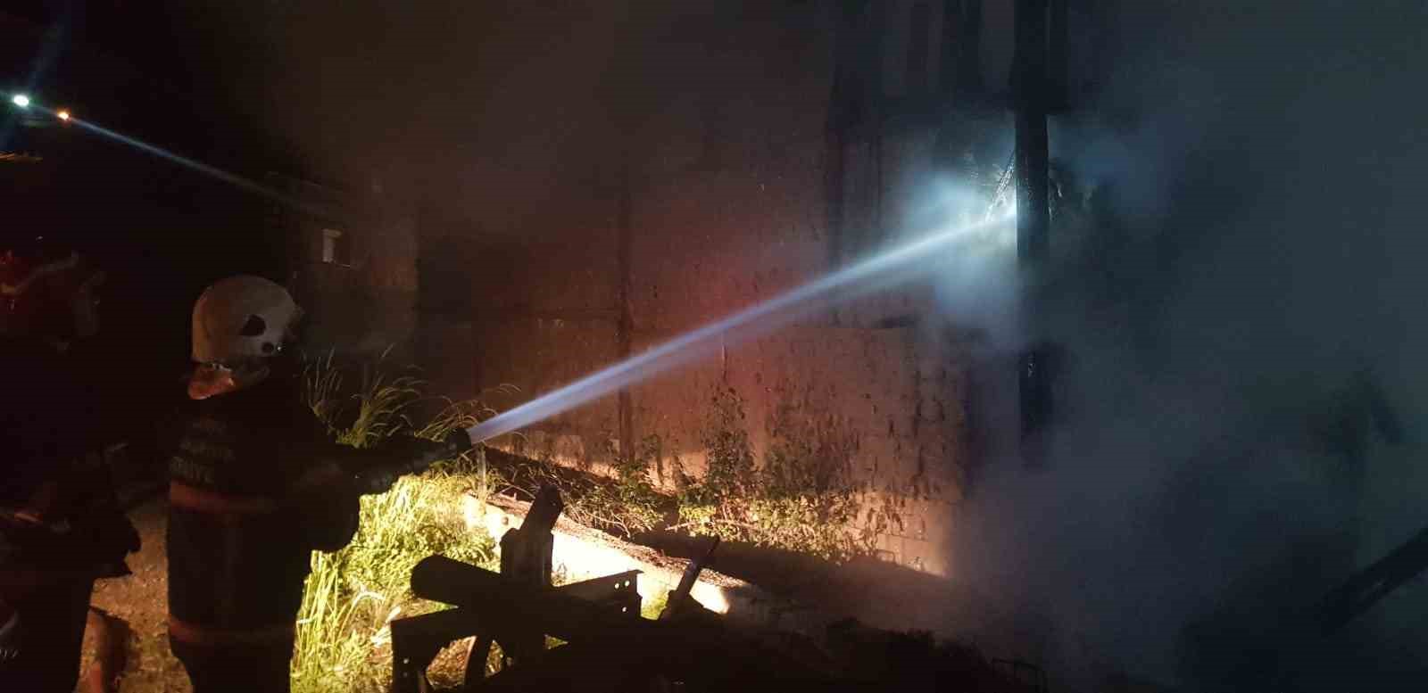 Samanlıkta başlayan yangın ahşap eve sıçradı 