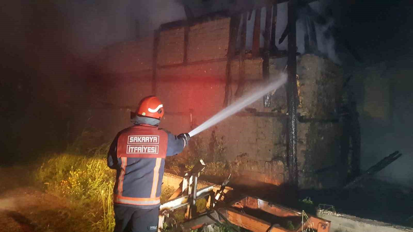 Samanlıkta başlayan yangın ahşap eve sıçradı 
