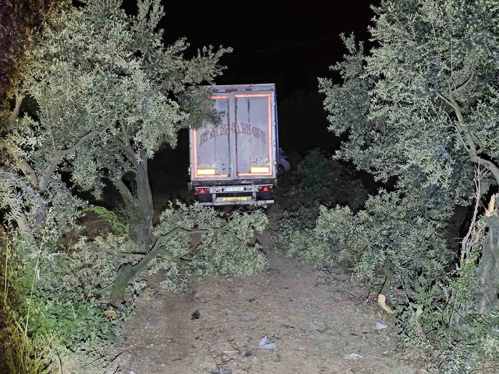Tır otomobili biçti: 1 ölü, 1 yaralı 