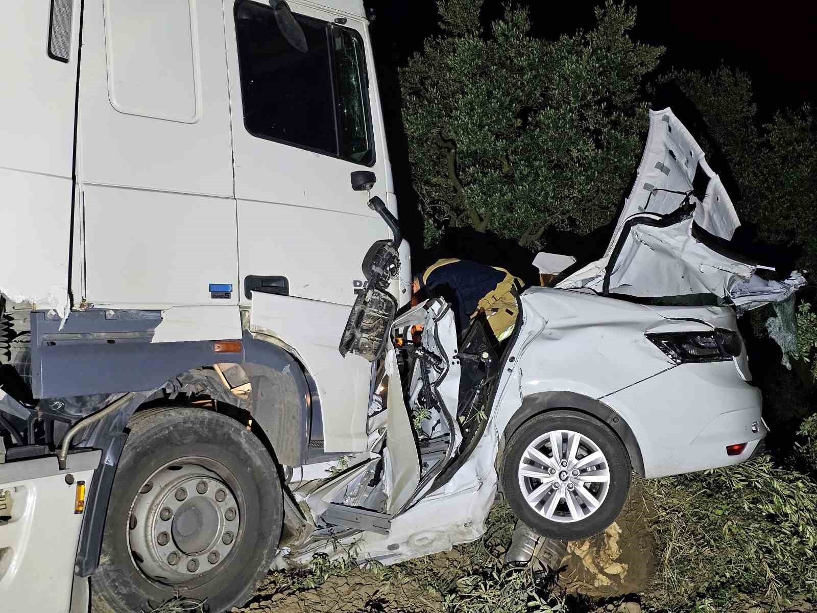 Tır otomobili biçti: 1 ölü, 1 yaralı 