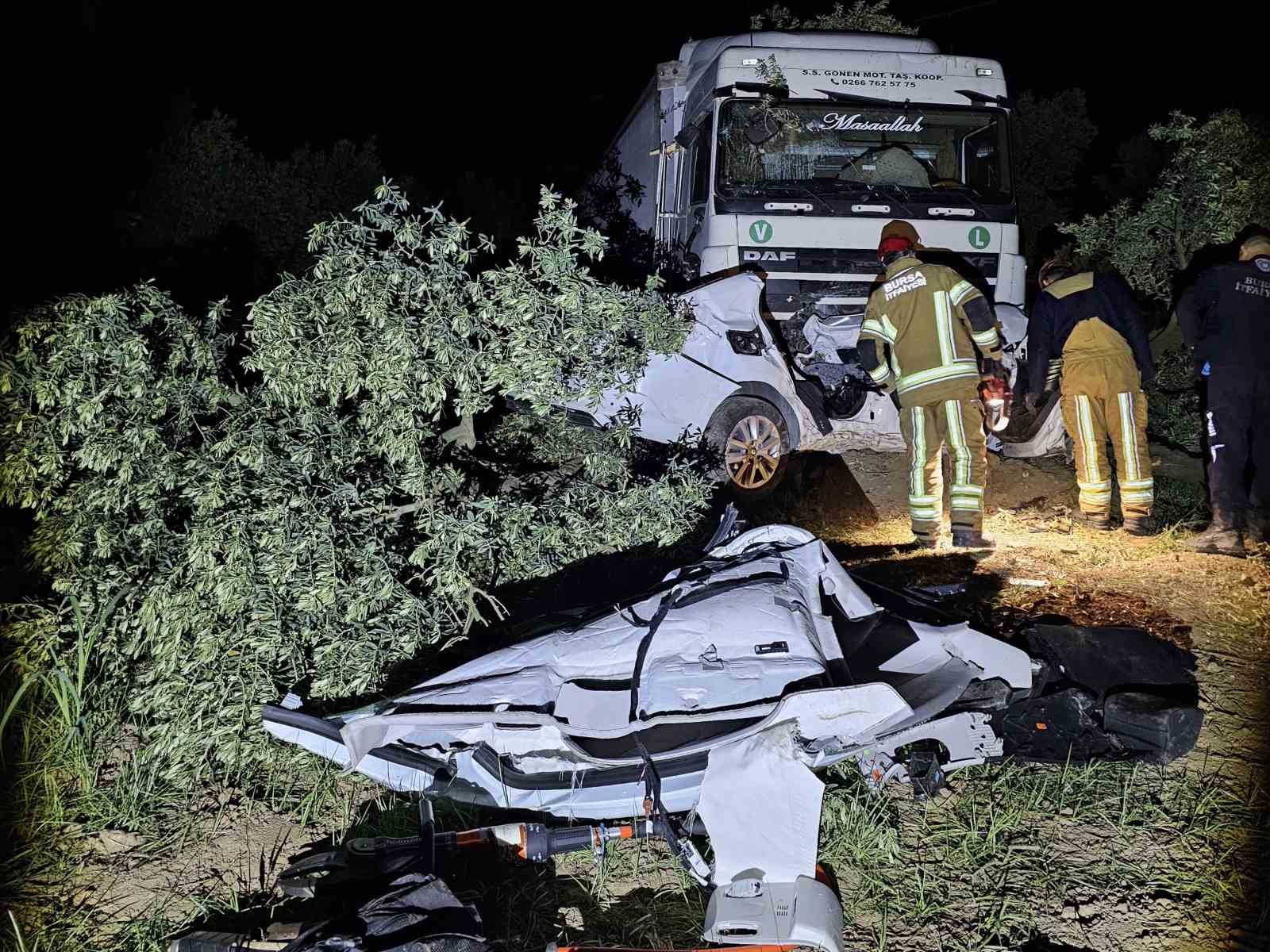 Tır otomobili biçti: 1 ölü, 1 yaralı 