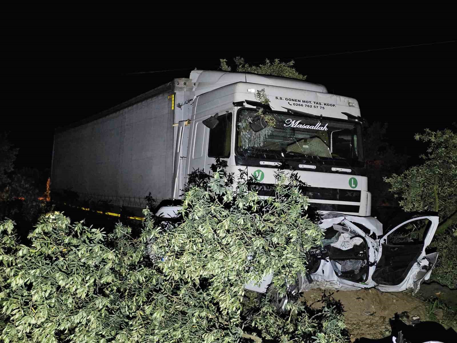 Tır otomobili biçti: 1 ölü, 1 yaralı 