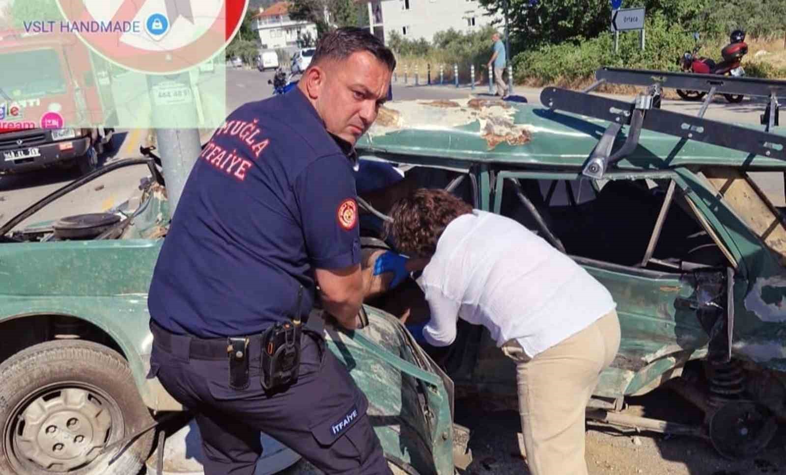 Araçta sıkışan vatandaşı itfaiye ekipleri kurtardı 