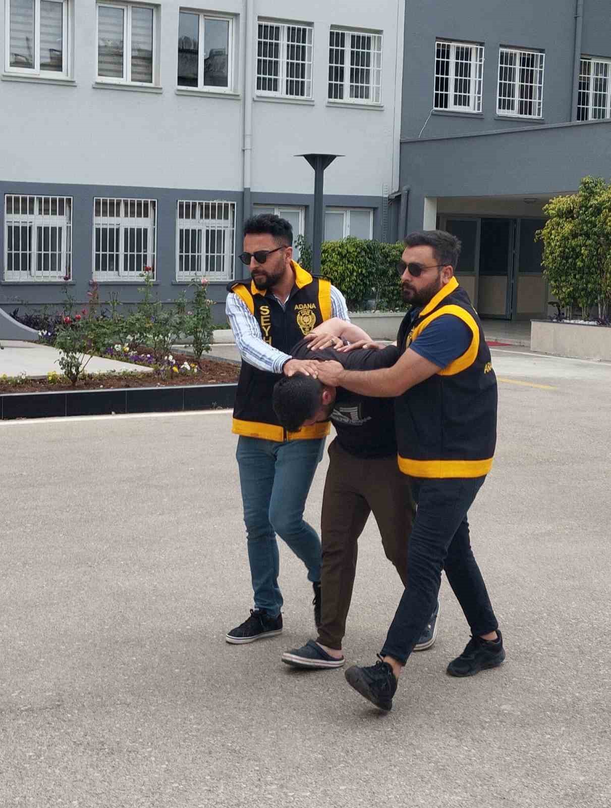 Adana’da ev baskınında polis dolapta AK-47 buldu: 3 gözaltı 