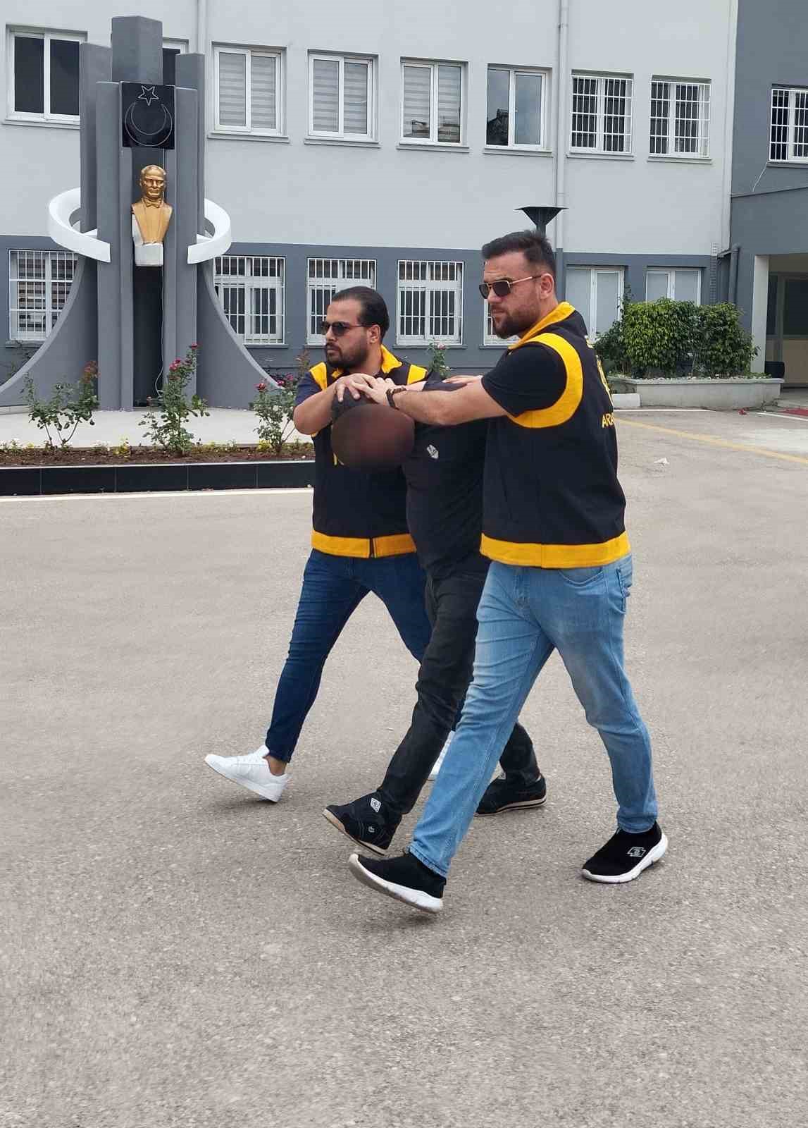 Adana’da ev baskınında polis dolapta AK-47 buldu: 3 gözaltı 