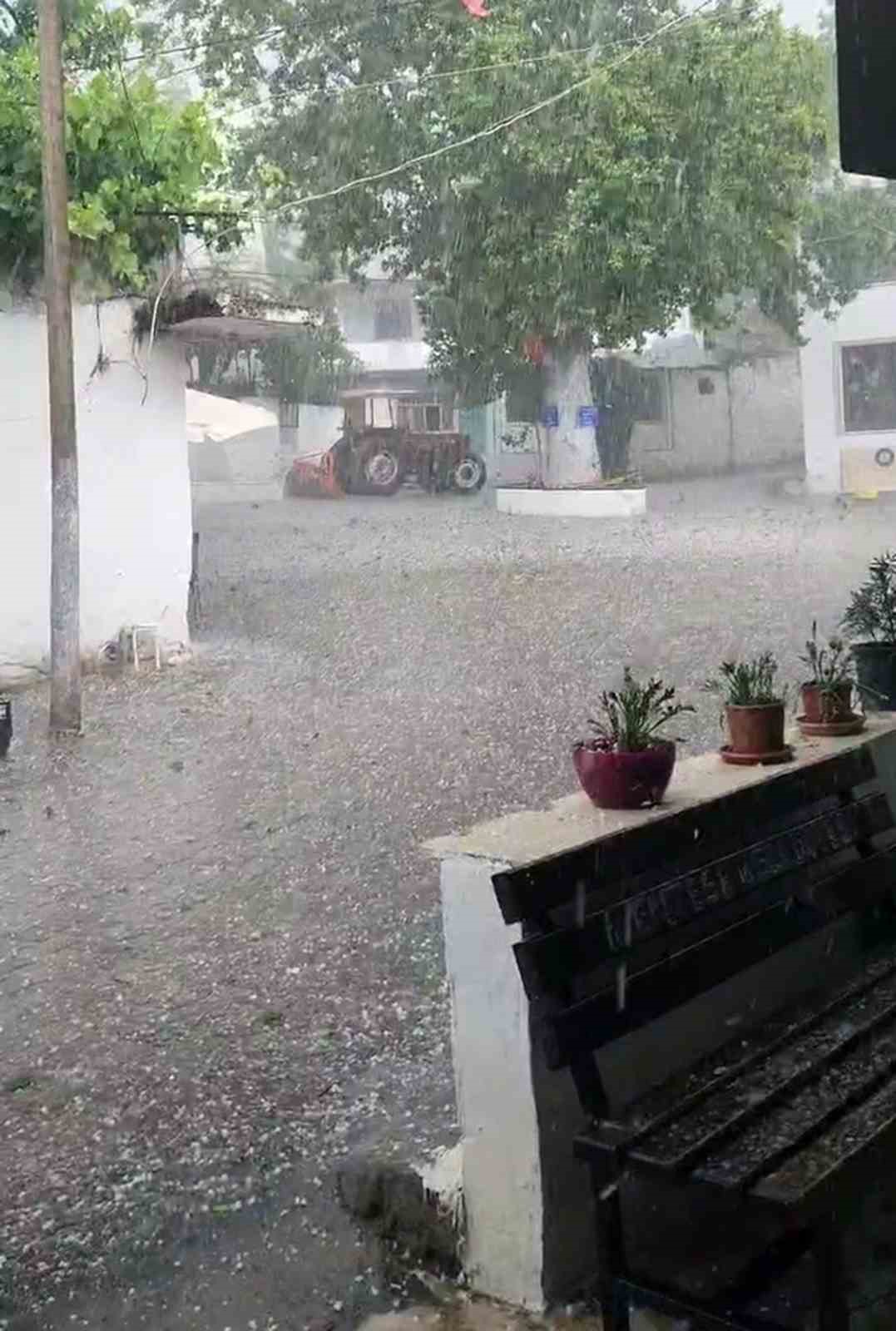 Muğla’da sağanak ve dolu hasara neden oldu 